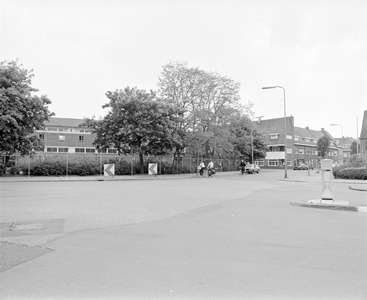 882519 Gezicht op de overgang van de Ahornstraat (links) naar de Acaciastraat te Utrecht, met rechts de Royaards van ...